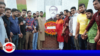 বঙ্গবন্ধুর প্রতিকৃতিতে পুষ্পস্তবক অর্পন করলেন নাজমুল আলম রোমেন