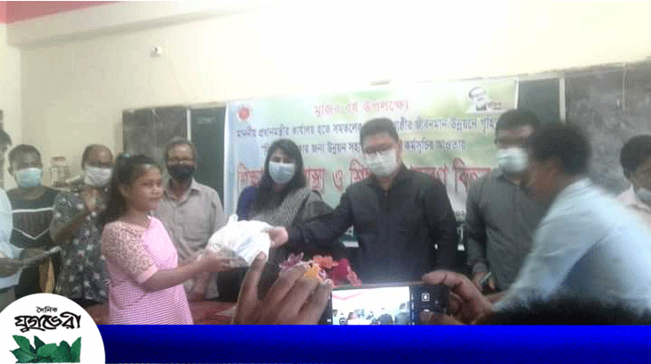 বাহুবলে শিক্ষার্থীদের মাঝে প্রধানমন্ত্রীর উপহার শিক্ষা বৃত্তি উপকরণ বিতরণ