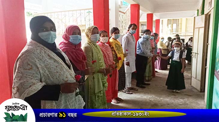 খাসদবির স্কুলে শিক্ষার্থীদের ফুল দিয়ে বরণ করলেন শিক্ষকরা