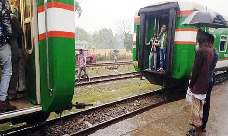 চলন্ত ট্রেন থেকে খুলে গেল বগি