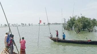 টাঙ্গুয়ার হাওরে হাউসবোট ঠেকাতে প্রবেশপথে বাঁশের বেড়া