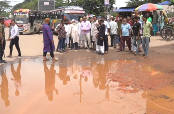 সিলেটের ভাঙাচোরা সড়ক নিয়ে সিসিক প্রশাসকের ক্ষোভ, দ্রুত সংস্কারের আহ্বান